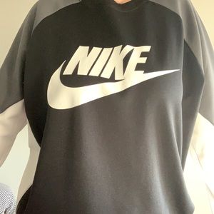 XL Nike sweater with pockets